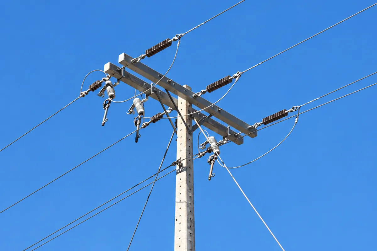 Poste com cruzetas, isoladores e condutores de rede de distribuição