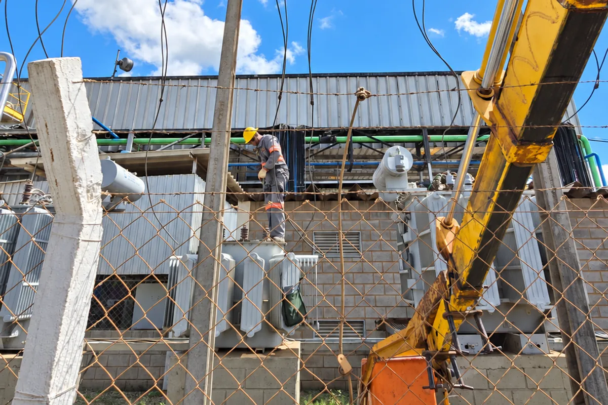 Estruturas, transformadores e equipe durante intervenção em subestação industrial